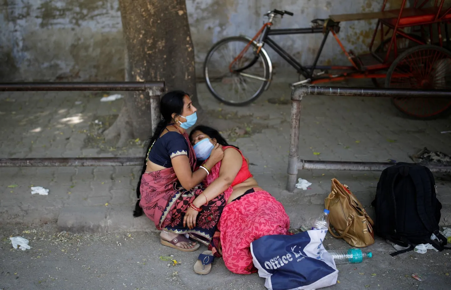 Naised New Delhi krematooriumi ees kaotatud lähedast leinamas.