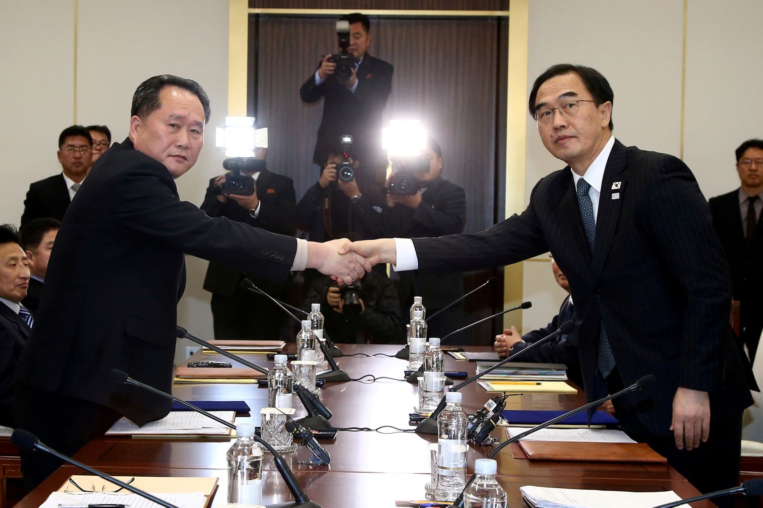 Põhja-Korea delegatsiooni läbirääkimistel juhtinud Ri Son-gwon ja Lõuna-Korea ühinemisminister Cho Myoung-gyon.