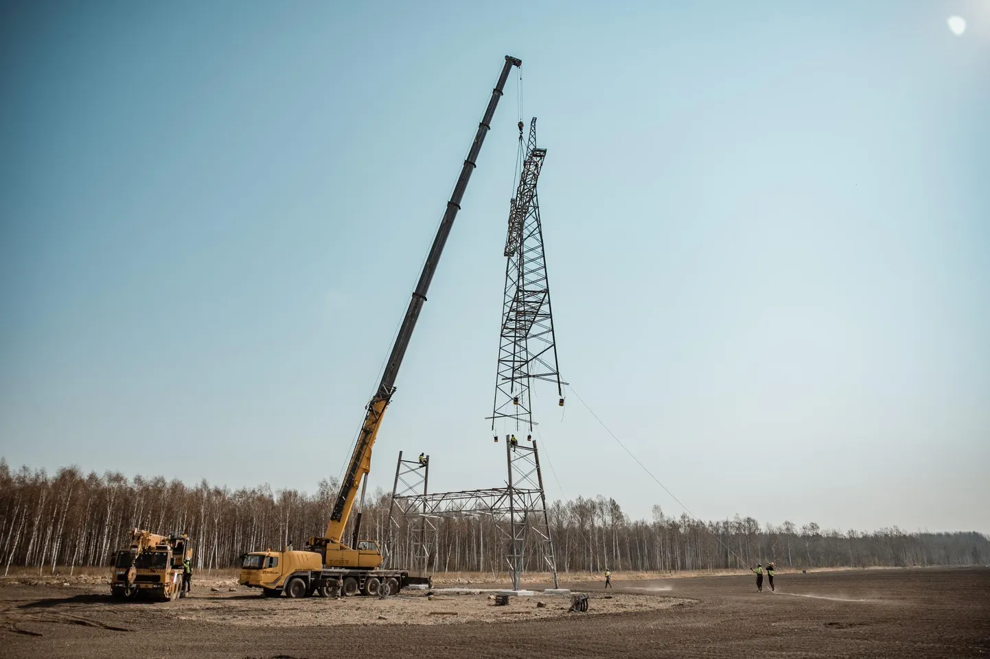 Harku–Lihula–Sindi 330/110kilovoldise kõrgepingeliini ehitus Audru kandis on alles täistuuridel, kuid selle aastaga peaksid tööd Pärnu maakonnas tehtud saama.