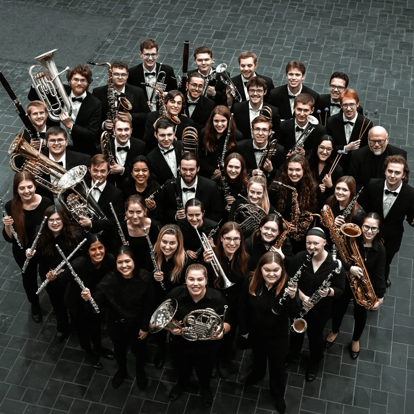 Bethel University Wind Symphony koosneb 60 pillimängijast