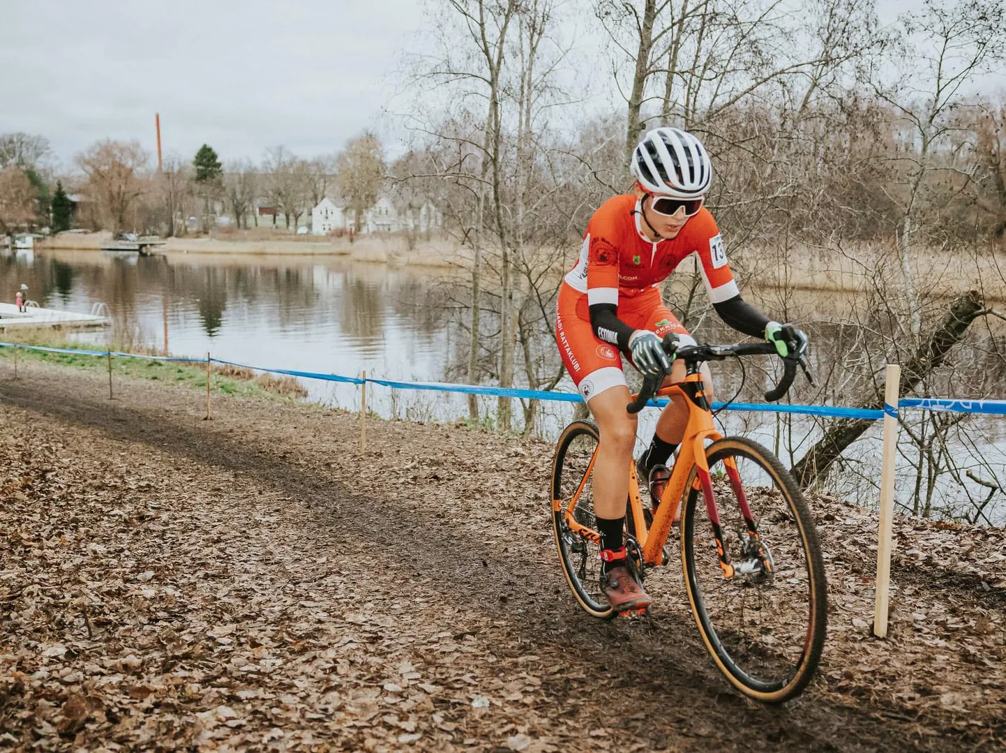 Viljandi rattaklubi kasvandik Elina Tasane tagas läinud laupäeval Tallinnas Pirital peetud RMW Transport CX-i karikasarja kuuenda etapi võiduga sarja liidrikoha.