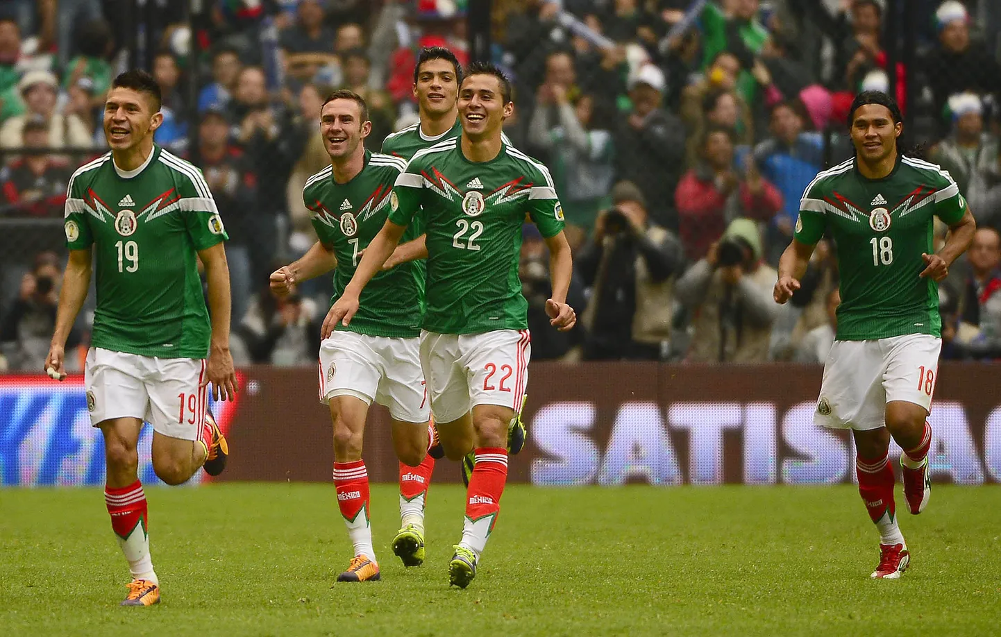 Футболист сборной Мексики Орибе Пиральта (номер 19)в стыковом матче против Новой Зеландии.