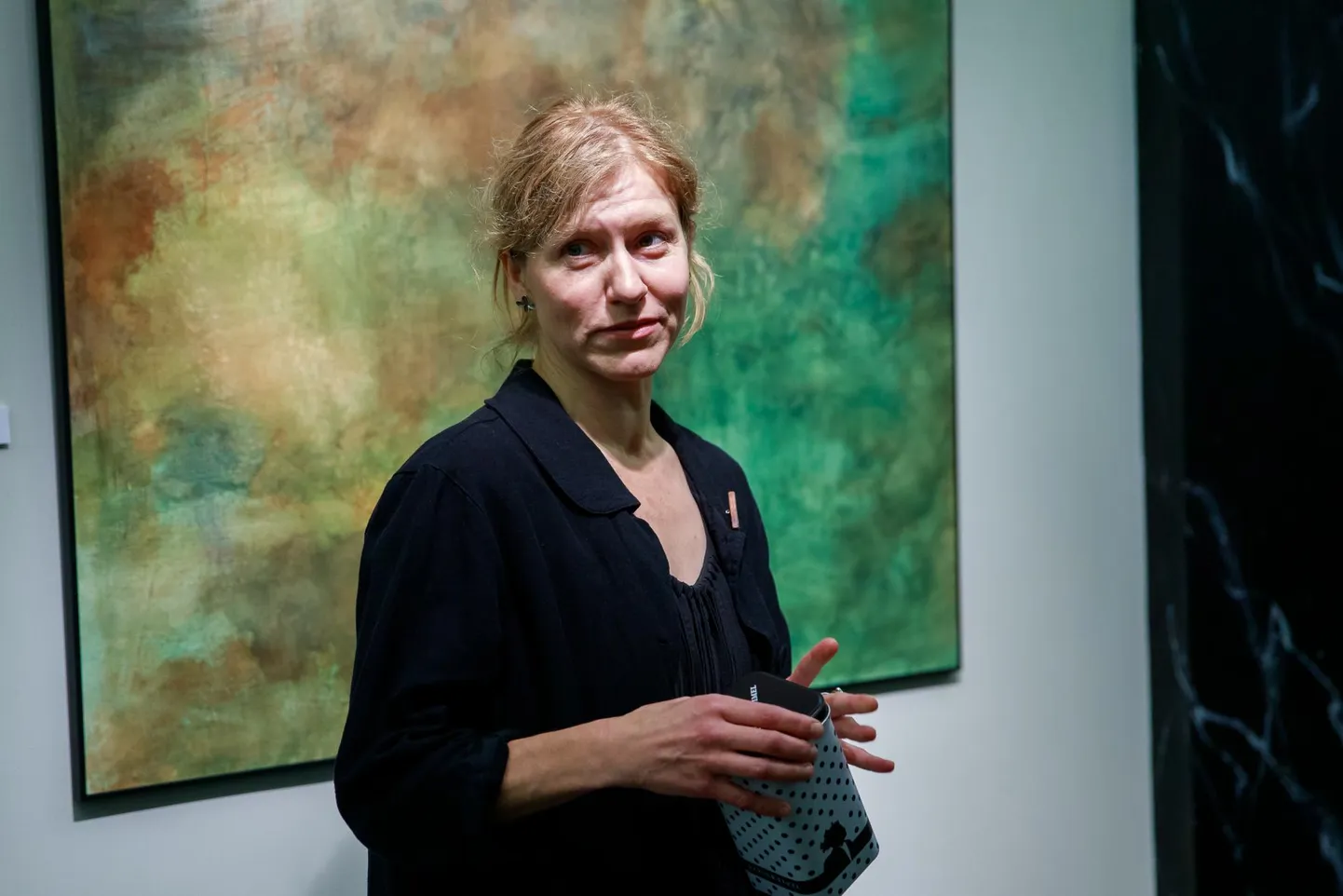 Eve Ermanni näitus mängib pooltoonidega.