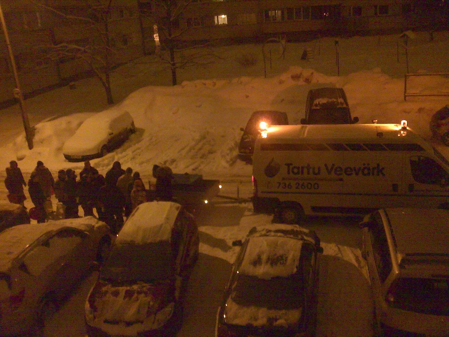 Neljapäeva õhtul kella kümne paiku jagas Tartu Veevärk Kaunase pst 25 ja 26 elanikele vett.