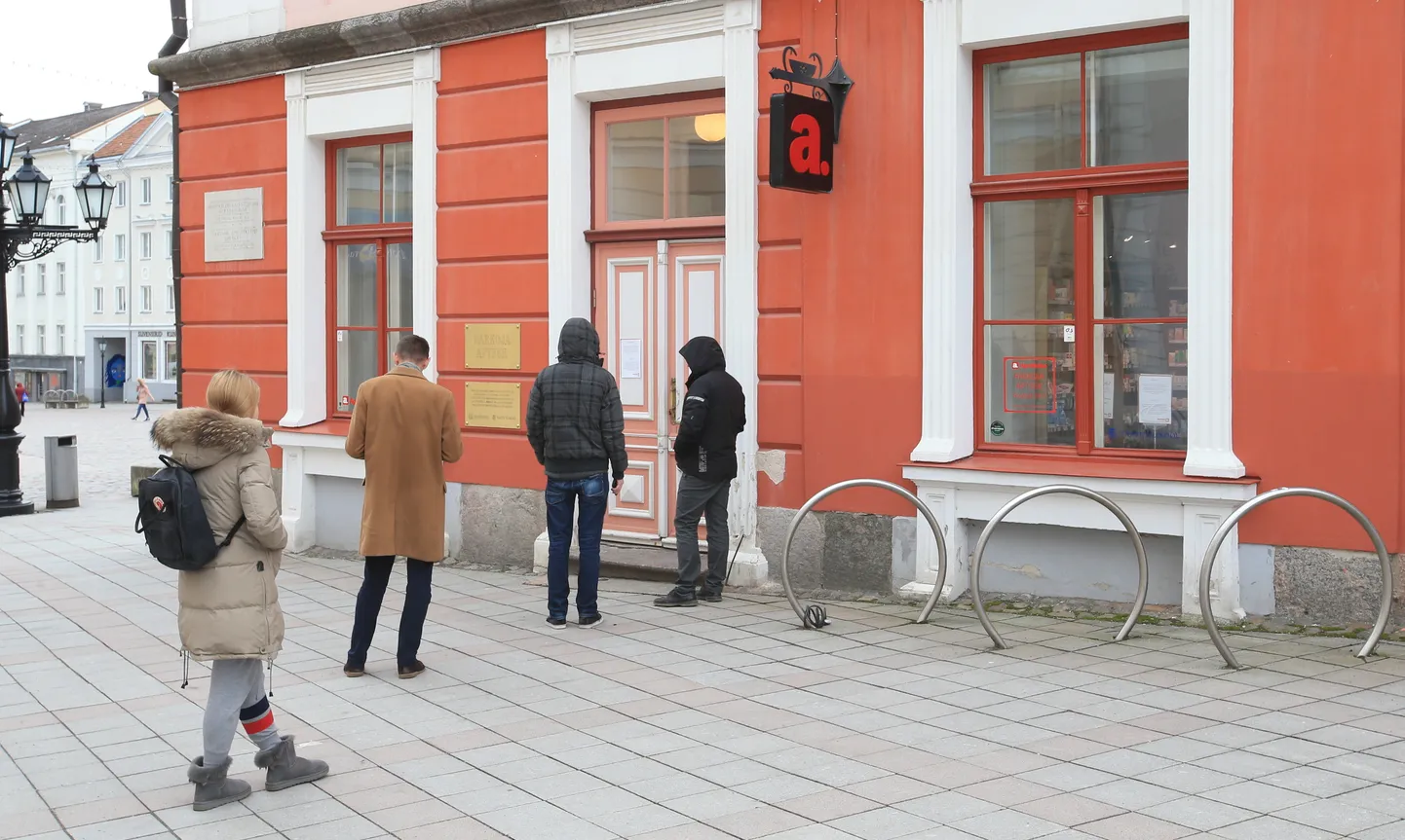 Raekoja apteek Tartus väljastab ravimeid luugi kaudu ööpäevaringselt. Päevasel ajal sisenetakse apteeki ühekaupa.