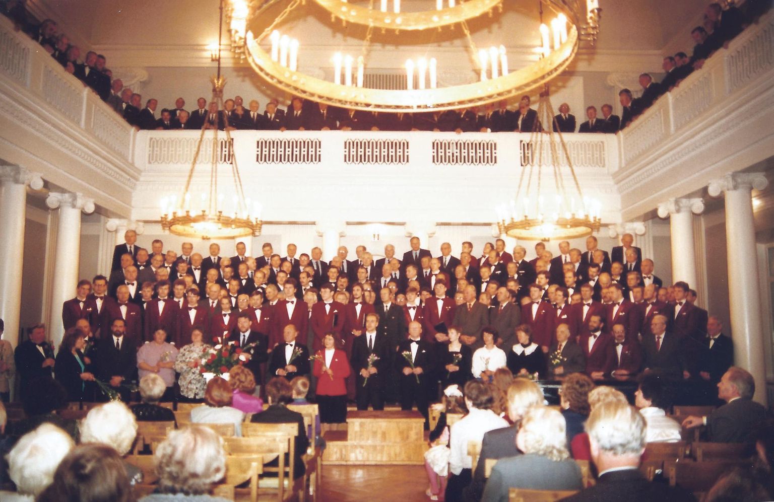 Foto on tehtud esimesel meestelaulupäeval aastal 1995, kui dirigendid tulid ühendkoori ja publiku ette.