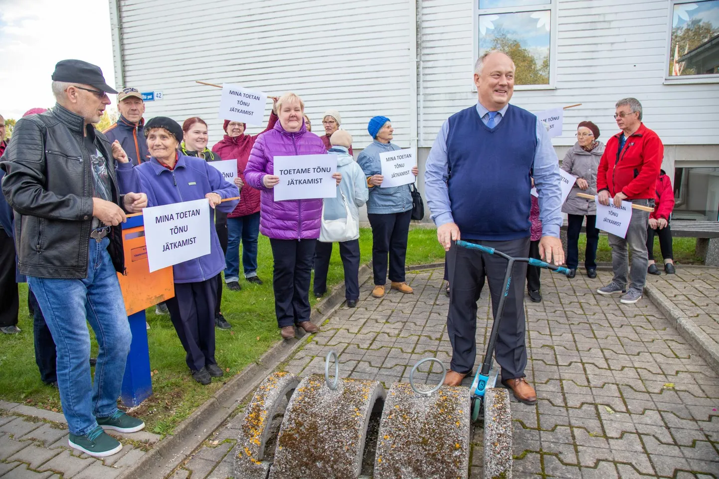 Kümme aastat vallavanemana töötanud Tõnu Aavasalule tuli vallamaja juurde toetust avaldama mitukümmend inimest.