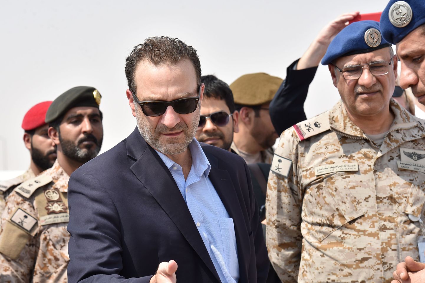 USA Lähis-Ida küsimuste abivälisminister David Schenker neljapäeval vestlemas Saudi Araabia sõjaväeohvitseridega külaskäigul Al-Kharji sõjaväebaasi riigi keskosas.