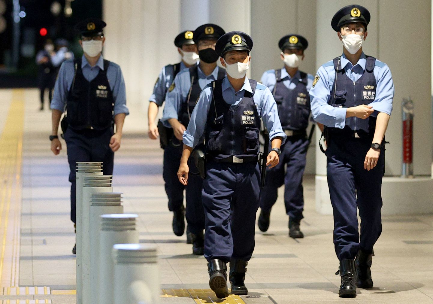 Полицейские в аэропорту Токио.