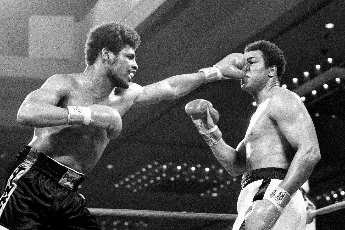 Leon Spinksi ruske rusikas tabamas valitseva maailmameistri Muhammad Ali nina, hetk Las Vegases 15. veebruaril 1978. aastal toimunud tiitlivõistluselt.