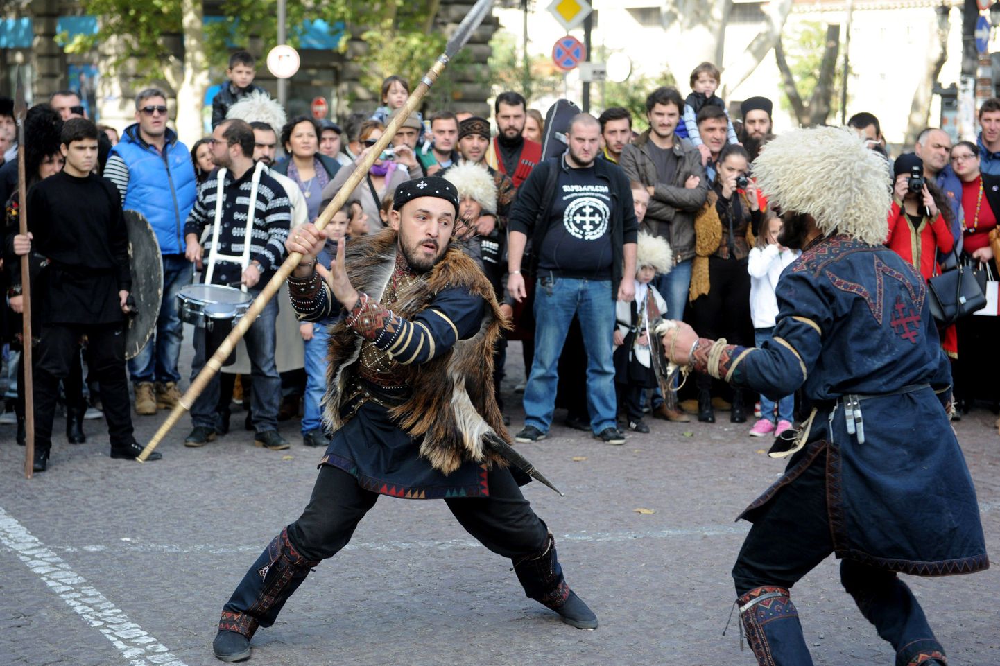 Kostüümides grusiinid Tbilisi võitluskunstide festivalil.