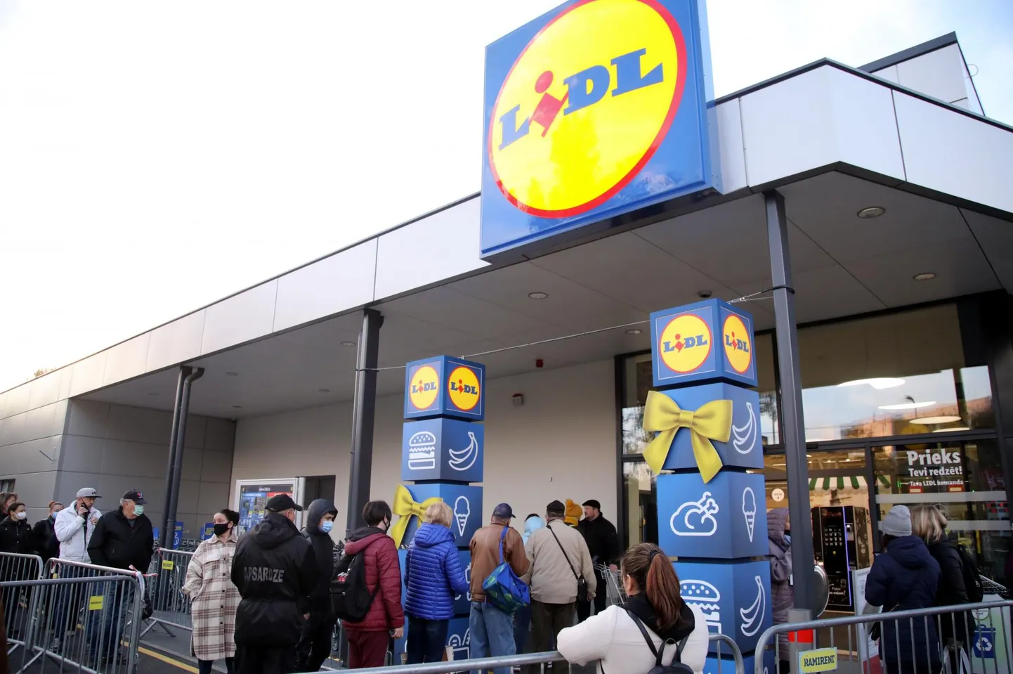 Lätis avati eelmisel kuul üle terve riigi 15 Lidli poodi. Eestile lähim kauplus asub Valmieras. Lidlil on ka Eestis juba kaheksa kauplust, aga neid pole veel avatud.
