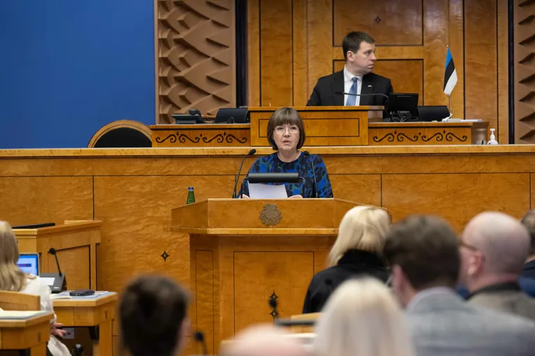 Kultuurikomisjoni esimees Heljo Pikhof osutas, et maal on õpetajad sageli alahõivatud.