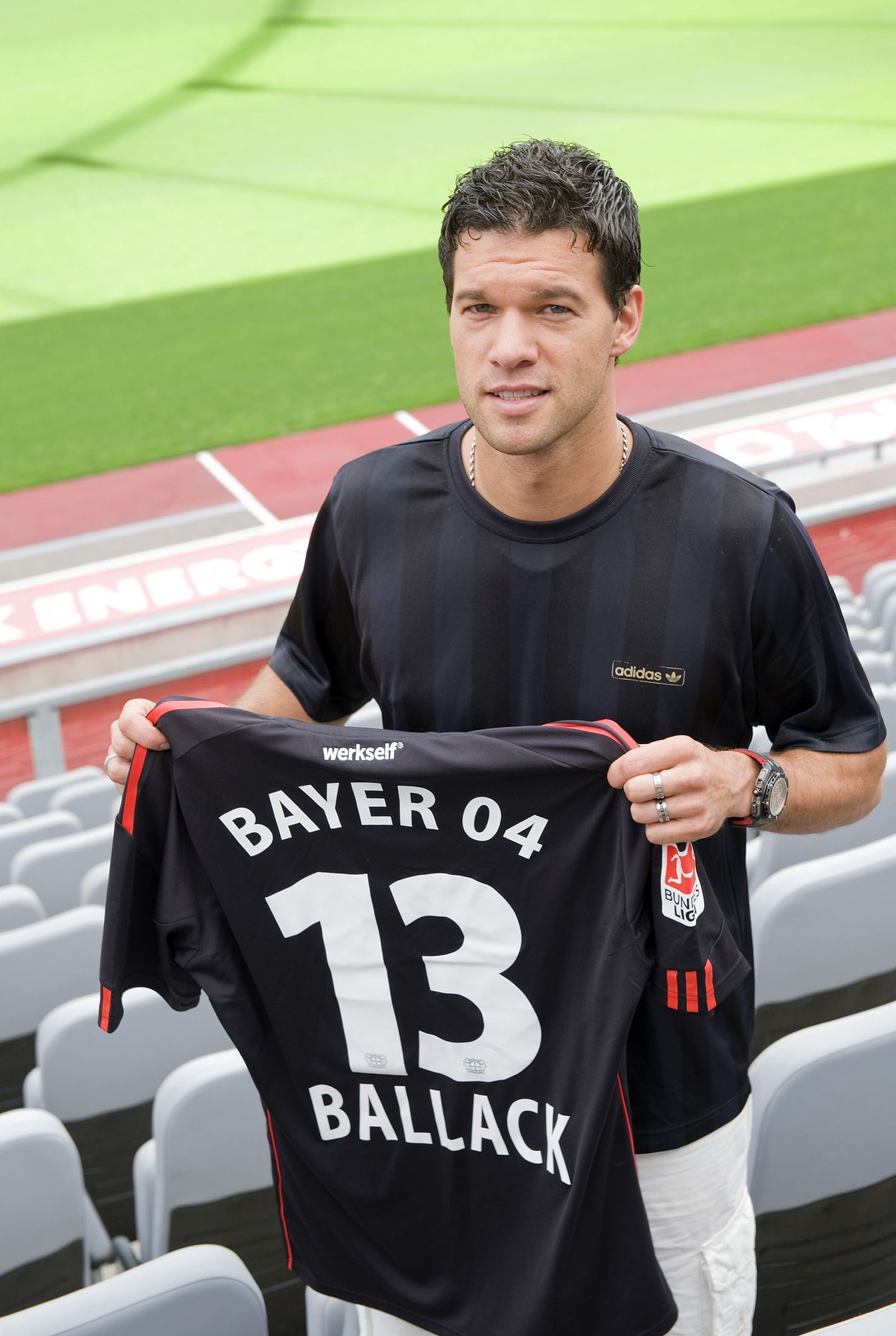 Michael Ballack oma uue koduklubi Leverkuseni Bayeri särgiga.