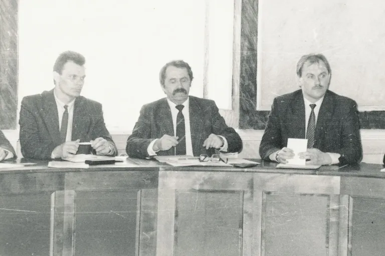 Jaanuaris 1991 istuvad Tartu raekoja saalis Rait Toompere (vasakult), rahvussuhete minister Artur Kuznetsov ja linna kultuuriosakonna juhataja Riho Illak.