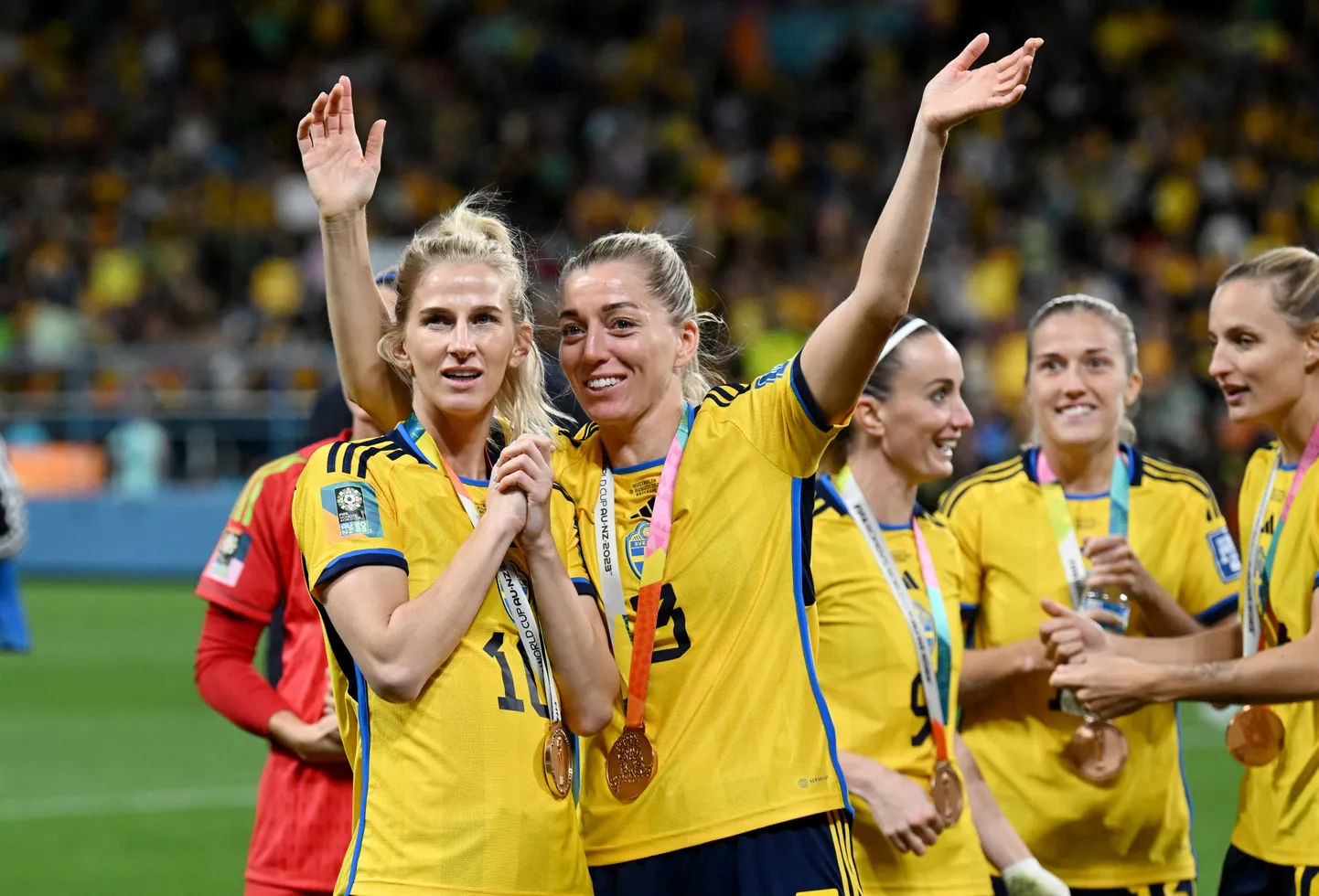 Rootsi jalgpallurid MM-pronksi tähistamas.