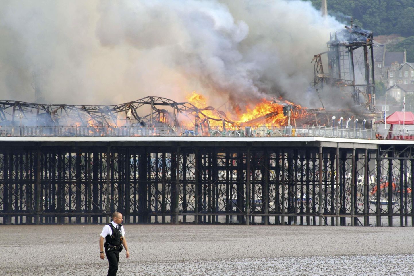 Inglismaal Weston-super-Mare'is hävitas tuli ajaloolise sadamakai