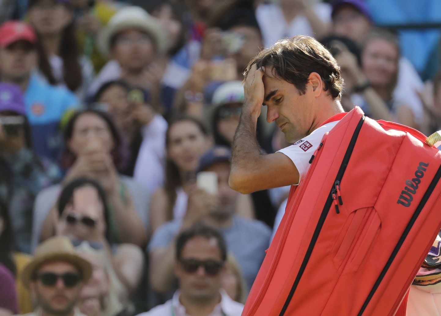 Roger Federer lahkub Wimbledoni väljakult.