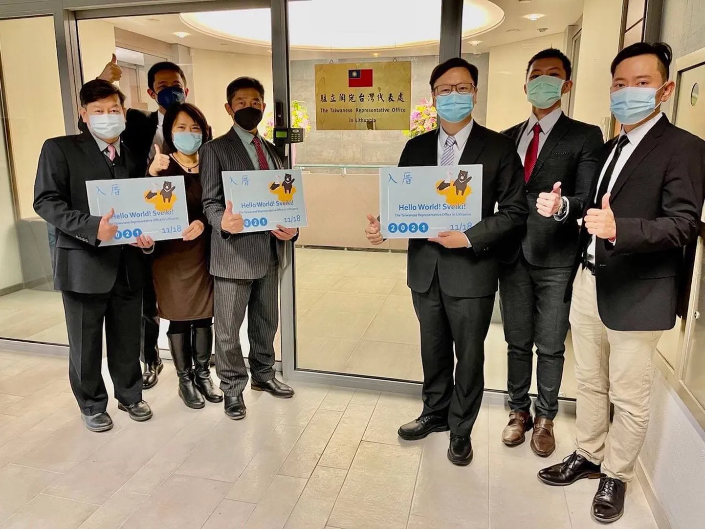 TAIPEI DIPLOMAADID: 18. novembril ilmus Twitteris säuts: "Taiwani esindus Leedus on avatud ja me oleme valmis laiendama koostööd Euroopa Liidu liikmesmaaga. Oleme sügavalt tänulikud toetuse eest Leedu valitsusele ja meie kõikidele sõpradele kogu maailmas, kes tegid selle suure päeva võimalikuks. Suur tänu teile!"