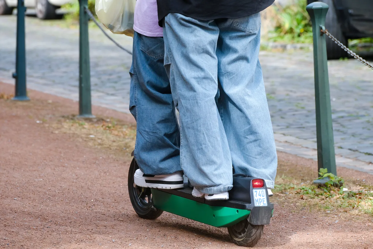 Inimesed elektritõukerattal. Foto pole seotud kõnealuse juhtumiga.
