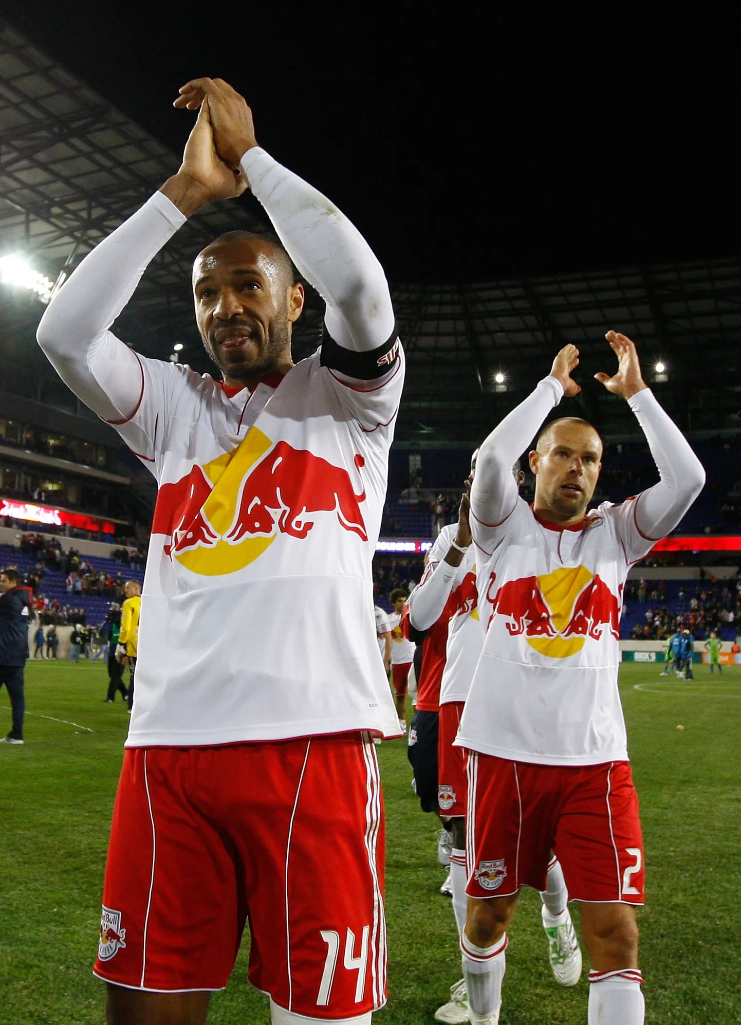 Joel Lindpere (paremal) koos Thierry Henry'ga New York Red Bullsi särgis.