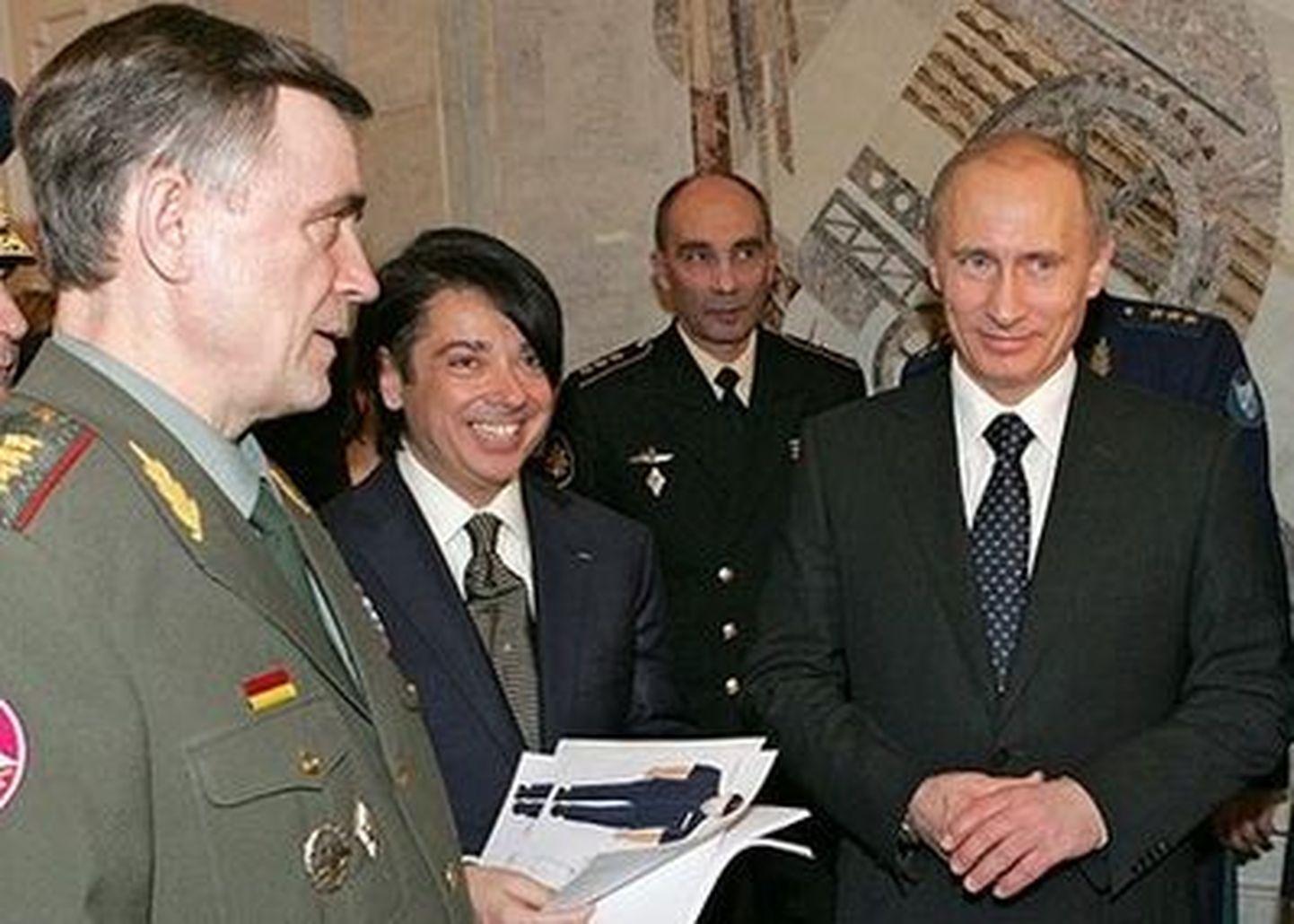 Moelooja Valentin Judaškin (keskel) koos president Vladimir Putiniga armee juhtkonnale uusi vorme tutvustamas