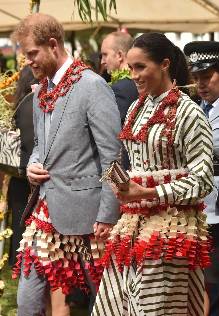 Prints Harryle ja hertsoginna Meghanile kingiti Tonga traditsioonilised pärjad ja suveniir-niineseelikud