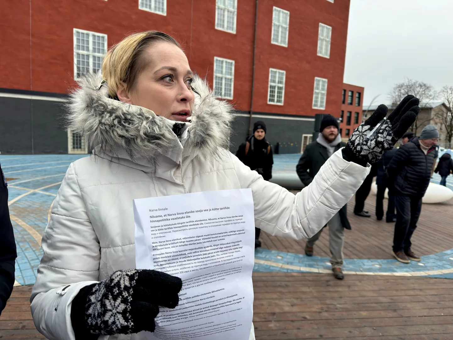 Narvalanna Tatjana Aleksejeva hoiab käes petitsiooni, milles narvalased väljendavad oma pahameelt järsult kerkinud küttehindade üle. Foto on tehtud erakonna KOOS korraldatud ja läbiviidud meeleavaldusel 1. veebruaril Narva raekoja juures.