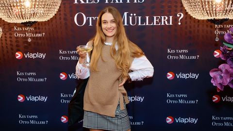 ГАЛЕРЕЯ ⟩ Смотрите, какие яркие гости пришли на премьеру оригинального сериала Viaplay «Кто убил Отто Мюллера?» в кинотеатре Artis