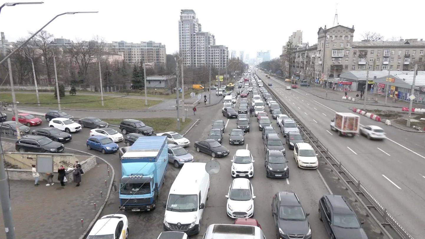 Ukraiņi pamet galvaspilsētu Kijevu.