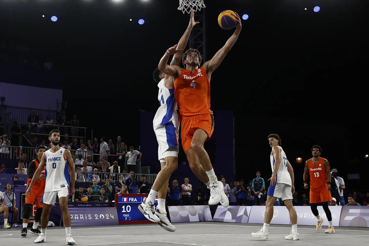Nīderlandes un Francijas 3x3 basketbolisti.