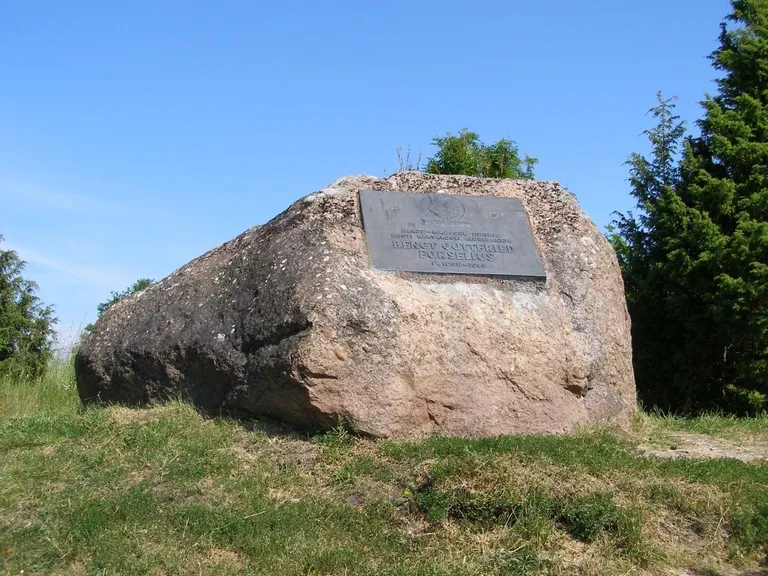 Eesti rahvakooli algataja Bengt Gottfried Forseliuse (1660? – 1688) mälestuskivi Harju-Madisel.