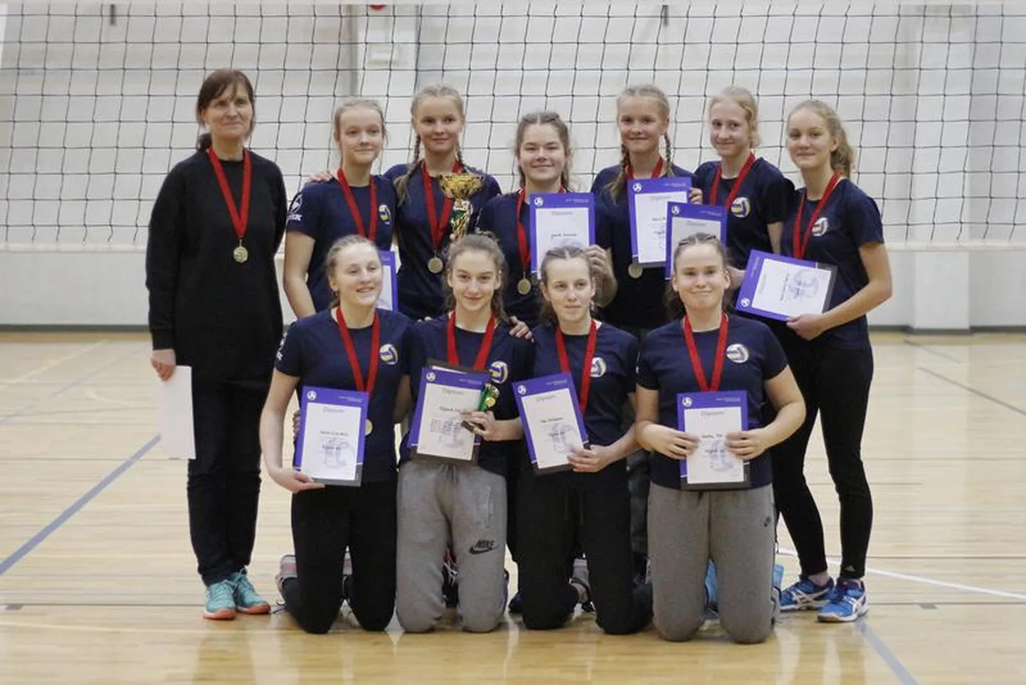 Viljandi spordikooli esimene esindus ei kaotanud eelmisel nädalavahetusel peetud võrkpalli liidu karikavõistluste esimesel finaalturniiril ühtegi mängu ning tuli koju kõige säravama auhinnaga.