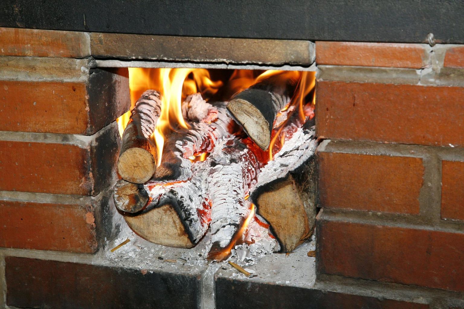 Küttematerjali põletamiseks tuleb see pliidi alla või kaminasse panna. Küdeval pliidil võib see tulekahju põhjustada.