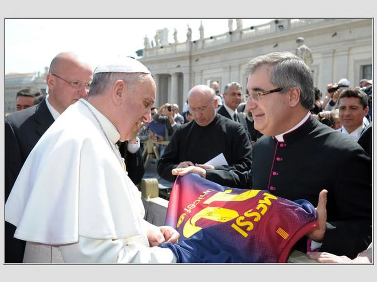 Mons. Miguel Delgado Galindo sel kevadel Vatikanis paavst Franciscusele Messi särki kinkimas.