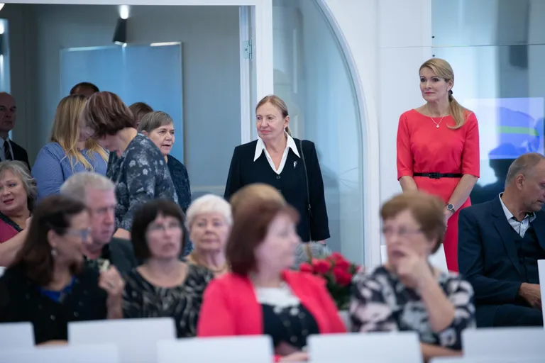 Nii palju eredaid isiksusi: üleeile oli Rakvere linnavalitsuse valgesse saali kogunenud maakonna 86 parimat haridusinimest, kelle seast valiti välja aasta õpetajad.