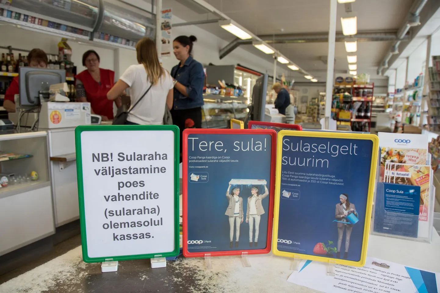 Et Mõisakülas pole pangaautomaati, kasutab rahvas Coop Panga pakutavat sularaha väljamaksmise teenust agarasti. Väikeses A ja O kaupluses tekib vahel isegi olukord, mil kassa saab tühjaks.