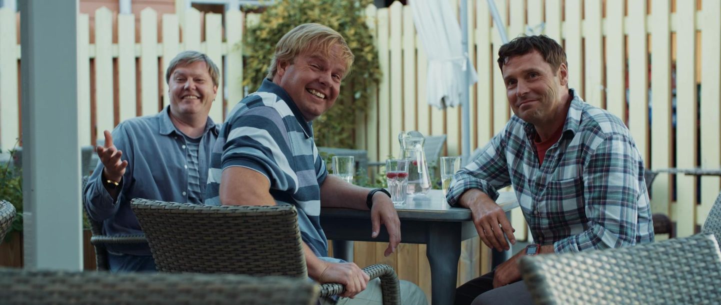 Margus Prangel, Tiit Sukk ja Veikko Täär ja teevad toredat tööd filmis «Mehed». FOTO: Kaader Filmist
