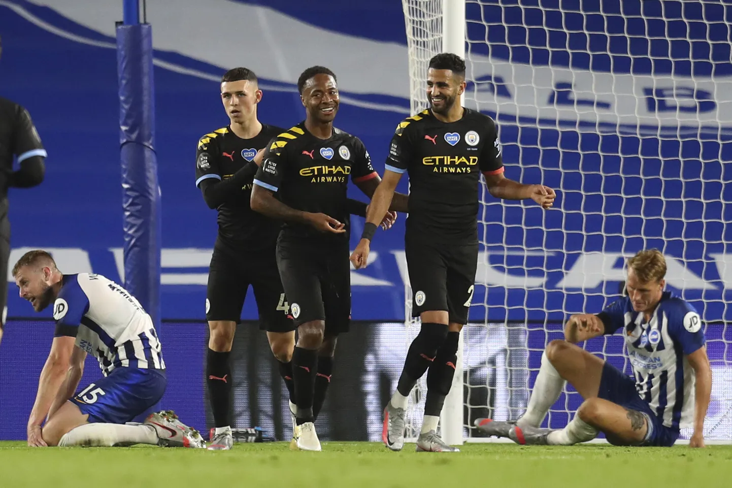 Manchester City mängijad viiendat väravat tähistamas.