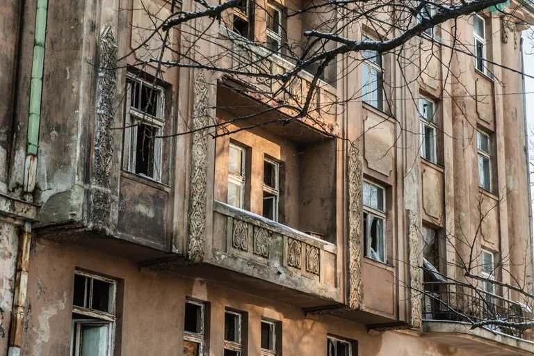 Сгоревшее здание на улице Калнциема