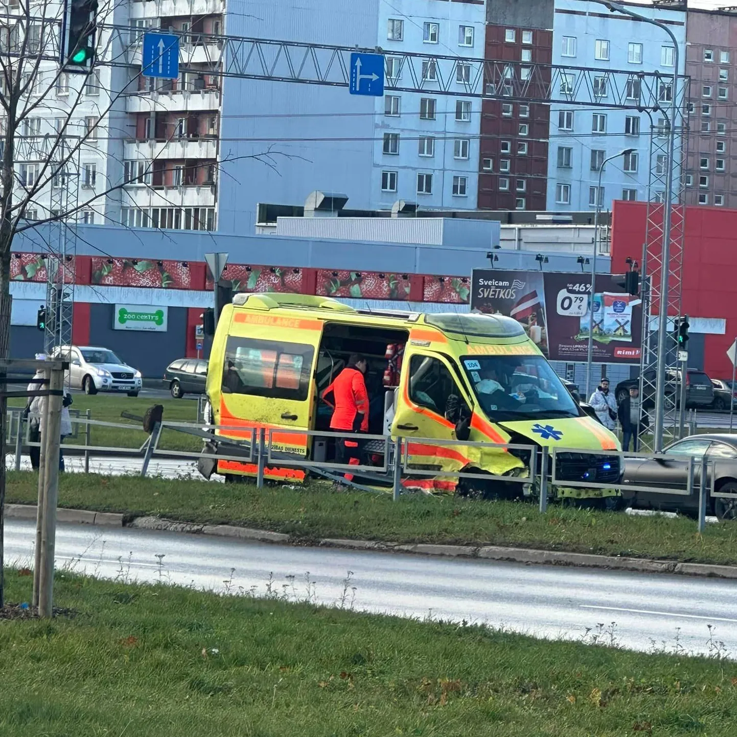 Автомобиль NMPD попал в аварию в Плявниеках