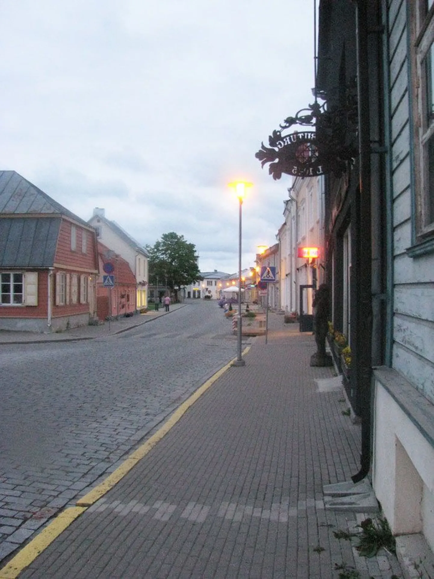 Haapsalu ööklubi välisukse kõrval saab peksta palju süda lustib, aga üksteisele kallale ei minda.