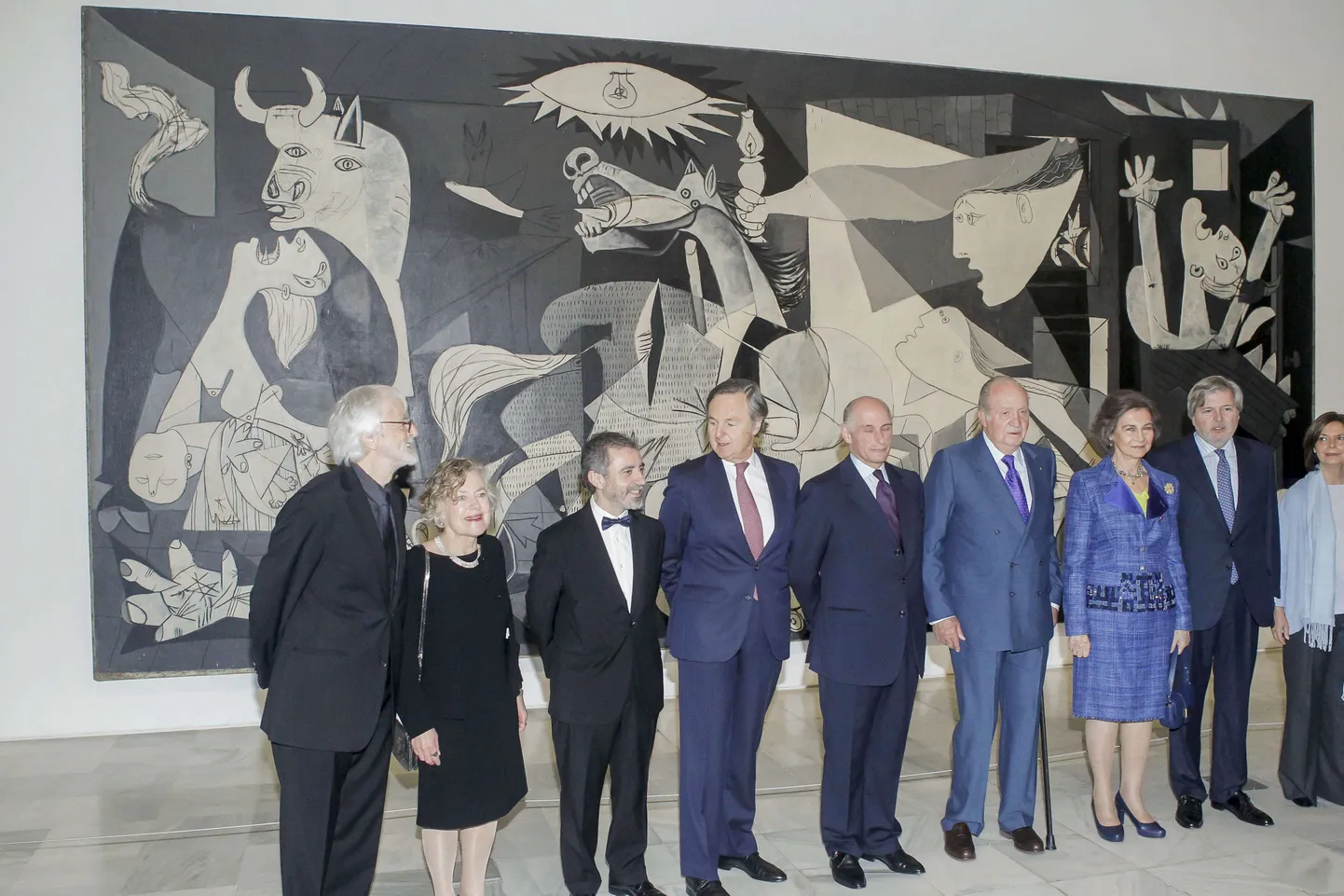 Hispaania kuningas Juan Carlos ja kuninganna Sofia «Guernica» ees poseerimas.
