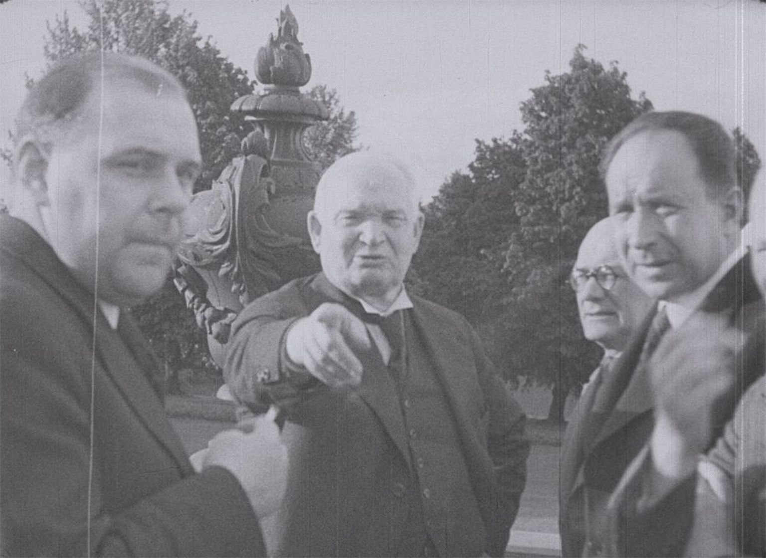 Nagu näitab kroonikafilm, külastavad valitsus ja riigikogu Oru lossis president Konstantin Pätsi (keskel). Aasta on 1938.
