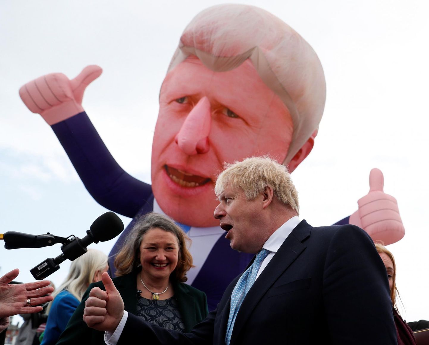 Seni alati Tööpartei käes olnud Hartlepooli parlamendikoha võitis konservatiiv Jill Mortimer, keda käis eile Kirde-Inglismaal õnnitlemas peaminister Boris Johnson. Linnas oli väljas ka Johnsoni täispuhutav kuju, mille juures ta poseeris. 