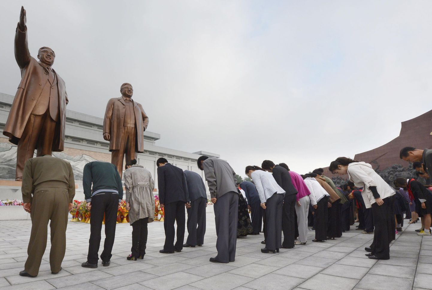 Põhjakorealased Pyongyangis kummardamas riigi asutaja Kim Il-sungi ja tema poja Kim Jong-ili ausammaste ees.