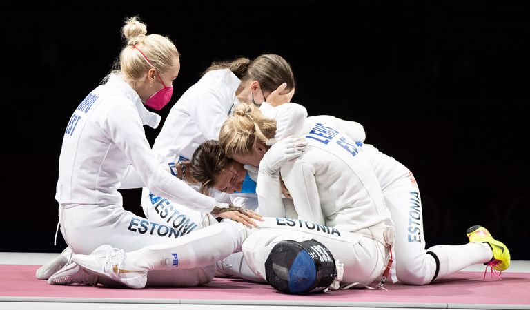 Эстонская сборная по фехтованию радуется победе на Олимпиаде.