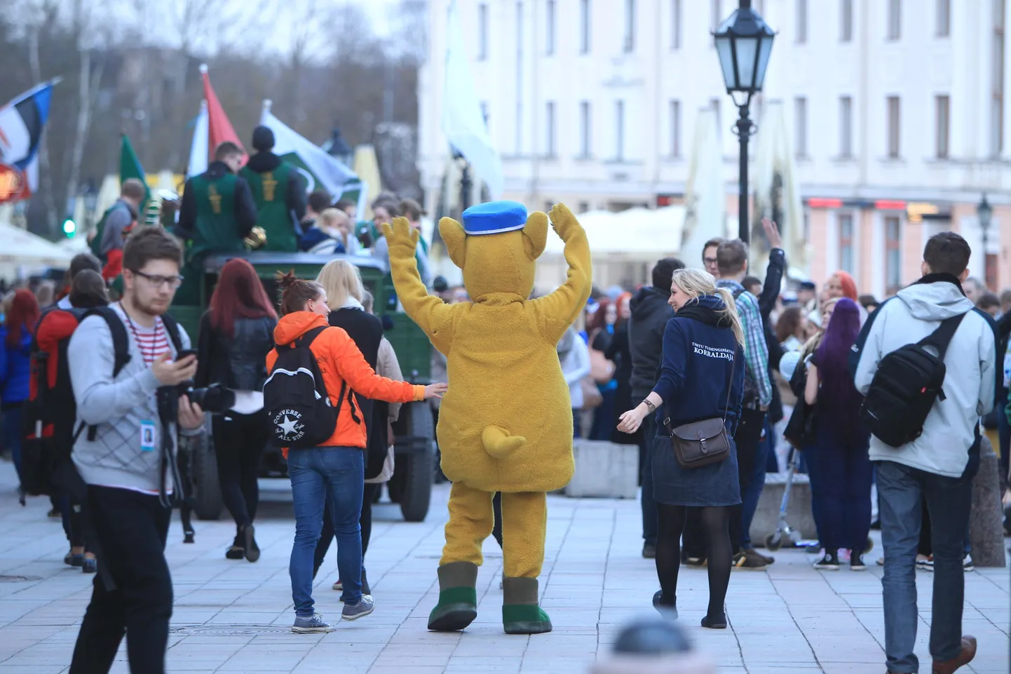 Tartu kevadpäevade rongkäik kesklinnast laululavale, suurele öölaulupeole.