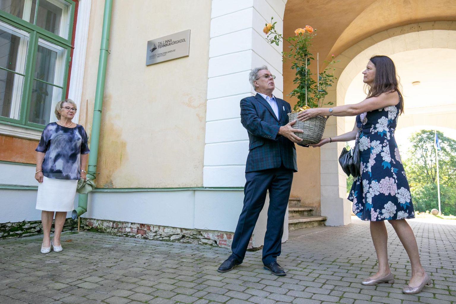 1. septembril 2019 ühendati Lääne-Viru rakenduskõrgkool maineka Tallinna tehnikakõrgkooliga (TTK). TTK rektor Enno Lend (keskel) andis koolile üle uhke taime. See on läinud kasvama. Teenusmajanduse instituudi rektor Helle Noorväli (vasakul) sõnas, et ühendamise mõju on olnud hea.