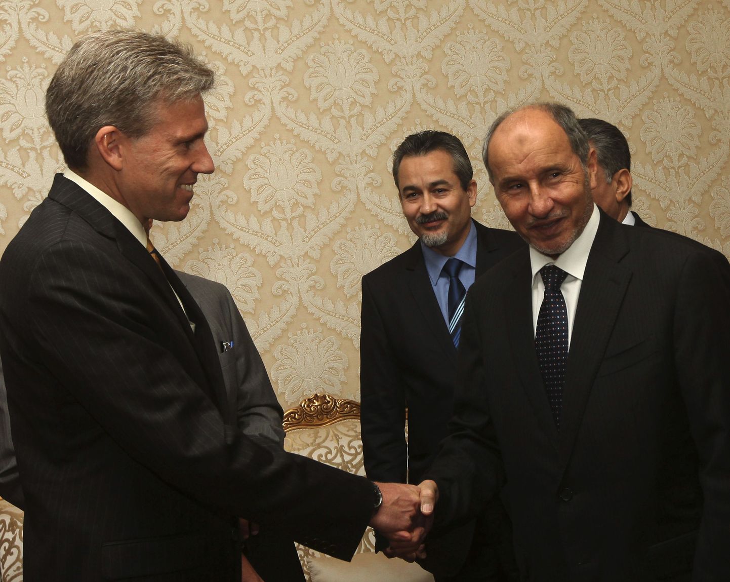 USA suursadik Christopher Stevens (vasakul) andis oma volikirjad Rahvuslik Üleminekunõukogu (NTC) esimehele Mustafa Abdel Jalilile üle 7. juunil 2012.